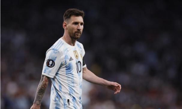 江西一中学校领导查看屋顶漏水时意外坠楼身亡 现场教师讲述事发瞬间